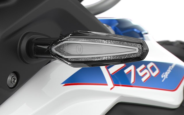 Vediamo i caratteristici indicatori di direzione a LED della F 750 GS.