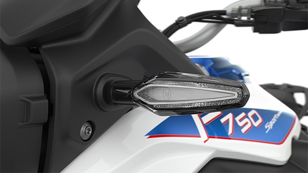 Vediamo i caratteristici indicatori di direzione a LED della F 750 GS.