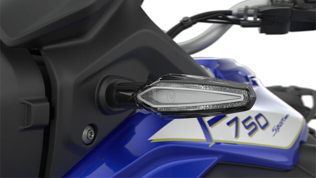 Nous voyons les clignotants à LED profilés de la F 750 GS.