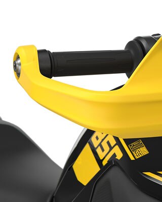 Nous voyons ici les protège-mains jaunes.