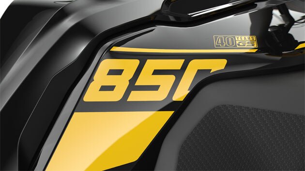 Nous voyons l'inscription pour les 40 ans de la GS en jaune.