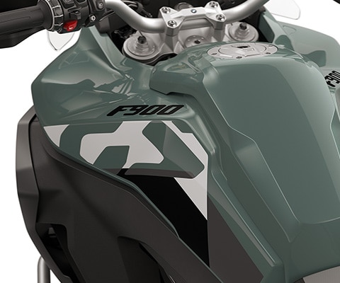 Le mascherine laterali della F 900 GS Adventure di BMW Motorrad con serbatoio grande da 23 litri
