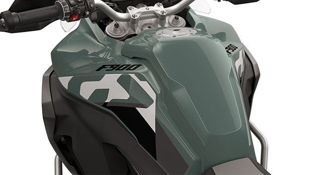 Le mascherine laterali della F 900 GS Adventure di BMW Motorrad con serbatoio grande da 23 litri