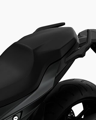 Wir sehen die Sitzbank der F 900 XR.