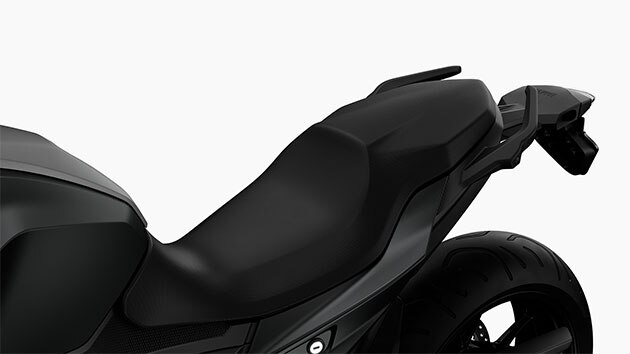 Wir sehen die Sitzbank der F 900 XR.