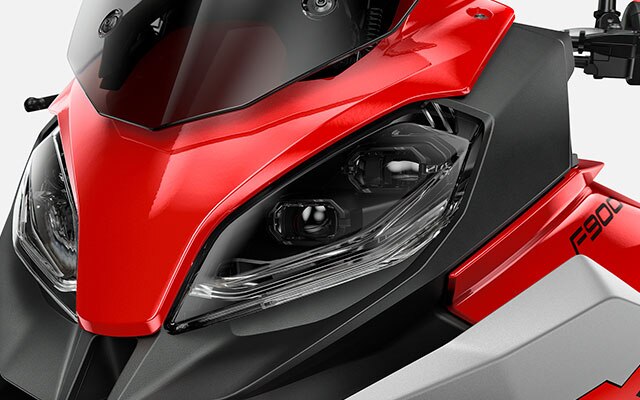 Nous voyons le système d'éclairage de la F 900 XR.