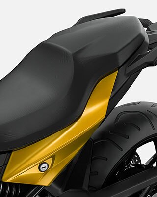 Nous voyons la selle de la F 900 XR.