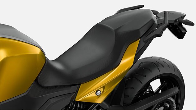 Nous voyons la selle de la F 900 XR.