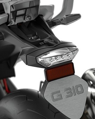 Nous voyons le support de plaque d'immatriculation de la G 310 GS.