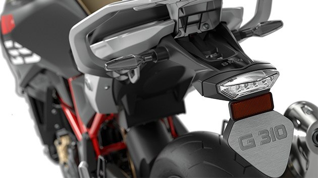 Nous voyons le support de plaque d'immatriculation de la G 310 GS.