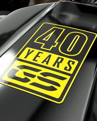 Vediamo l'adesivo giallo dei 40 anni GS in primo piano.