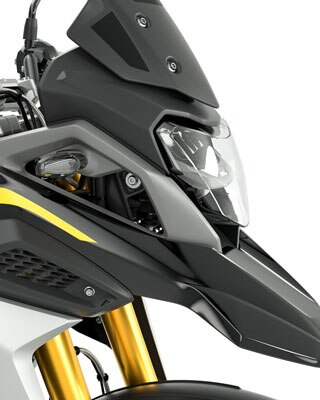 Vediamo la vista laterale del frontale della G 310 GS con protagonista il parabrezza nero.