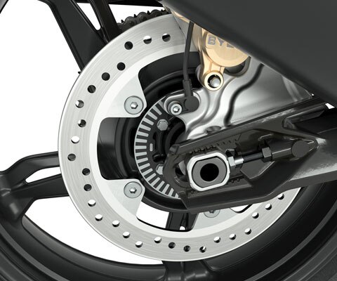 Vediamo un dettaglio dei cerchi neri della G 310 GS.