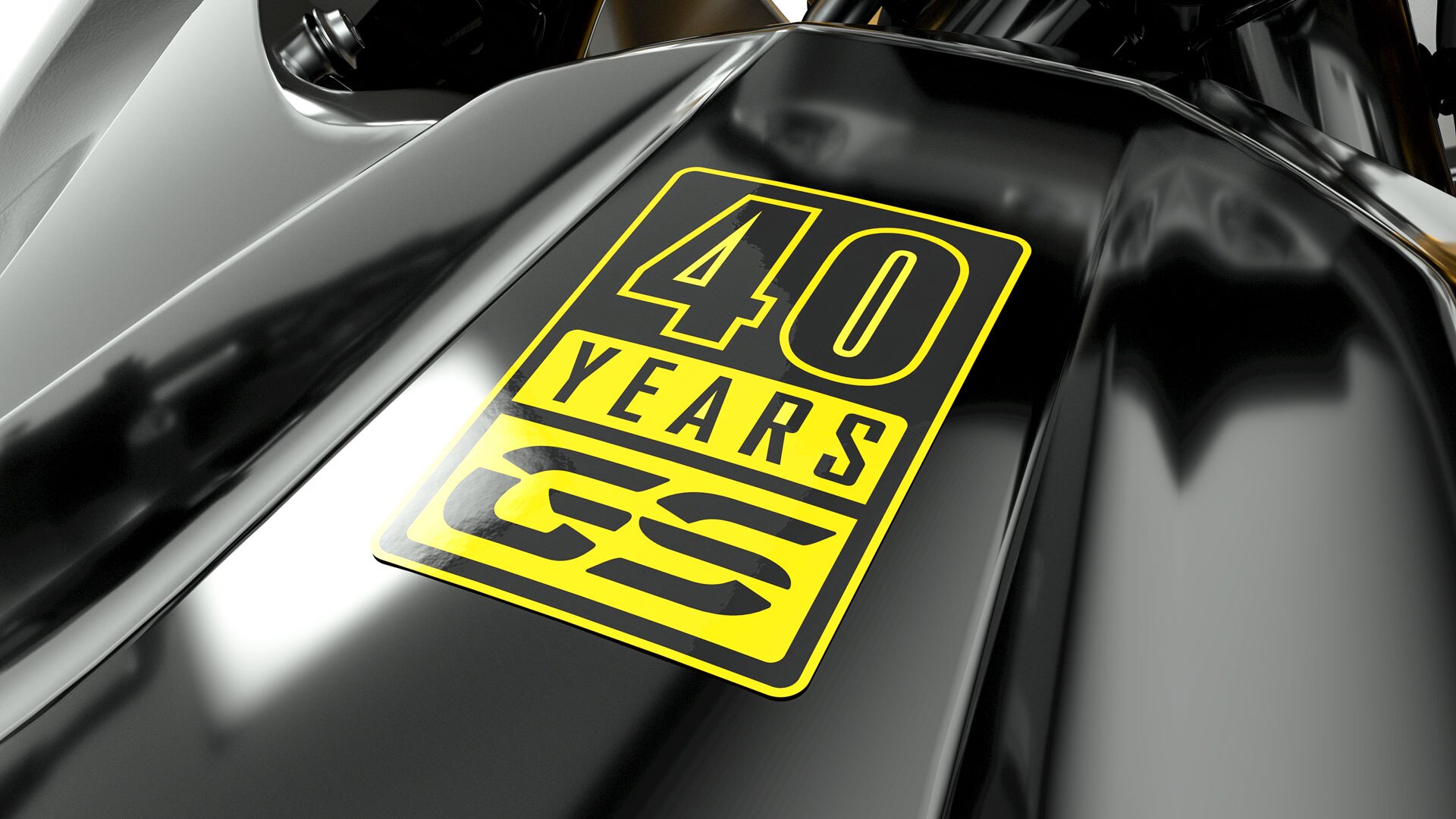 Vediamo l'adesivo giallo dei 40 anni GS in primo piano.