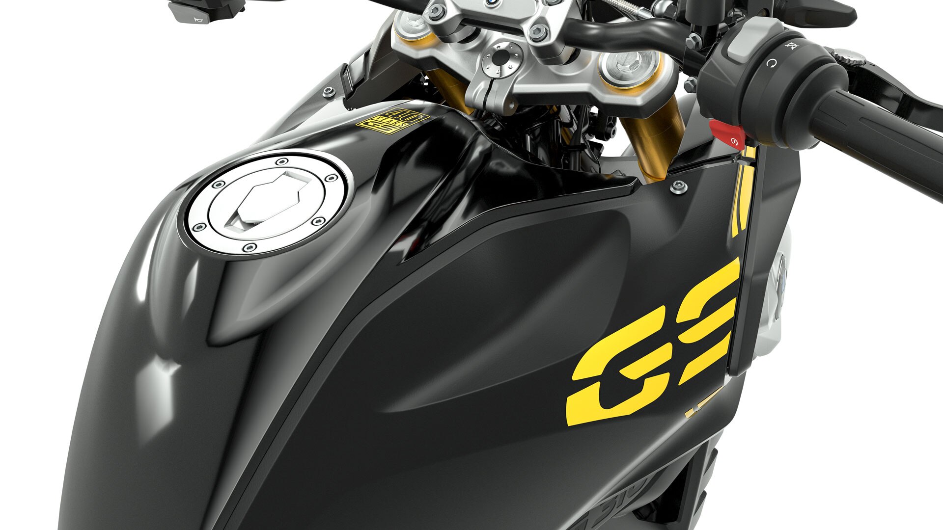 Vediamo il serbatoio e il manubrio della G 310 GS in dettaglio dall'alto di traverso.