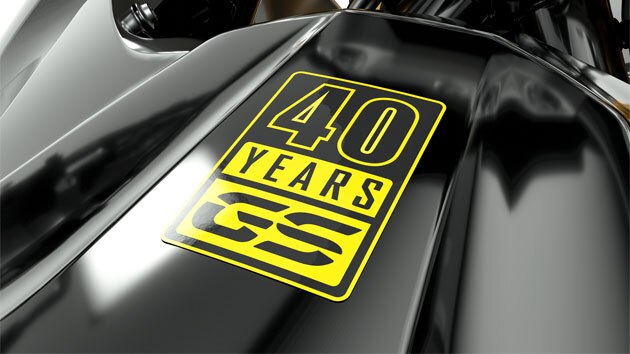 Vediamo l'adesivo giallo dei 40 anni GS in primo piano.