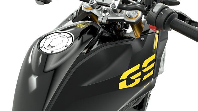 Vediamo il serbatoio e il manubrio della G 310 GS in dettaglio dall'alto di traverso.