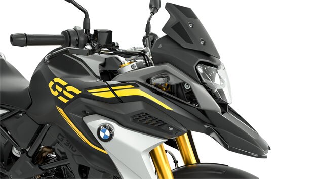 Vediamo la vista laterale del frontale della G 310 GS con protagonista il parabrezza nero.