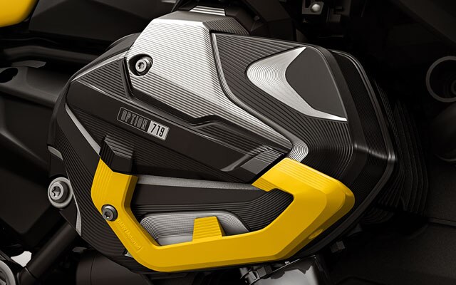 Vediamo l'Edition 40 Years GS con il coperchio della testata cilindri del pacchetto Option 719 in nero-giallo.