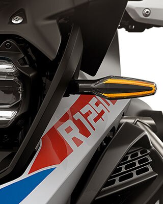 Nous voyons ici les clignotants LED de série avec option Cruising Light.