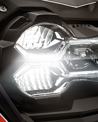 Nous voyons ici le phare avant de la R 1250 GS Adventure.