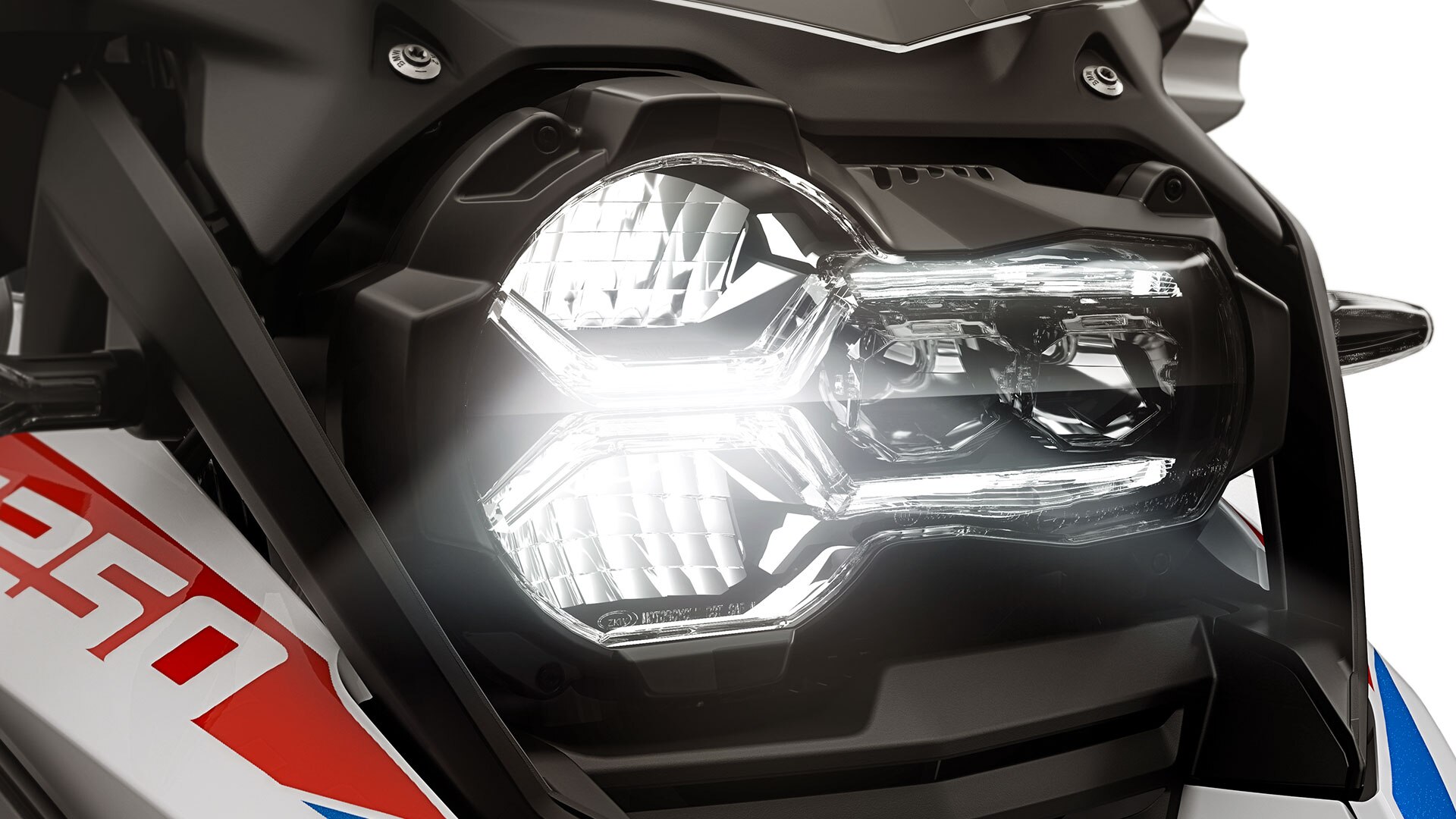 Nous voyons ici le phare avant de la R 1250 GS Adventure.