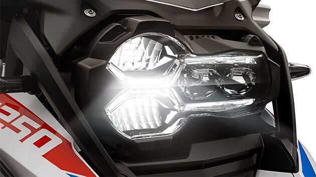 Nous voyons ici le phare avant de la R 1250 GS Adventure.