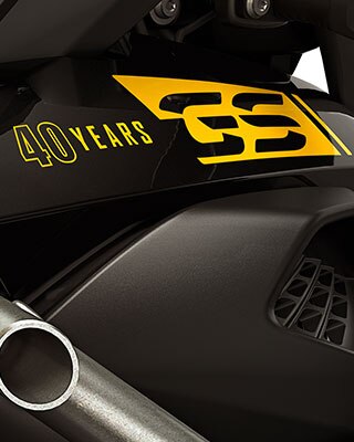 Nous voyons ici l'autocollant 40 Years GS en gros plan.