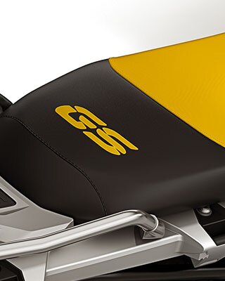 Nous voyons ici la selle jaune et noire Edition 40 Years avec le logo GS brodé.