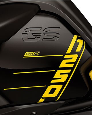 Nous voyons ici la R 1250 GS du dessus avec l'inscription 1250 et le moteur boxer visible avec les couvre-culasses des pièces fraisées Option 719.