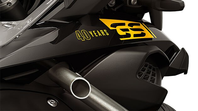 Nous voyons ici l'autocollant 40 Years GS en gros plan.