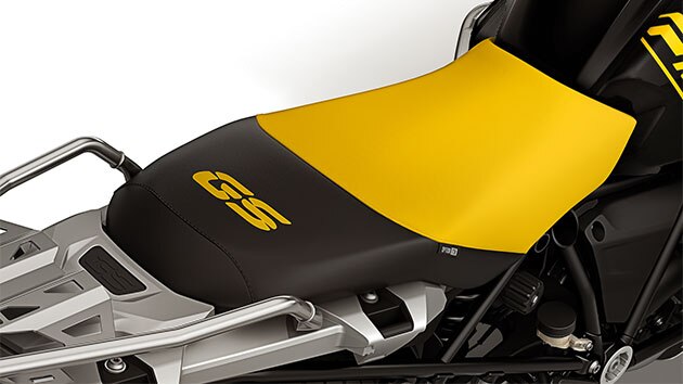 Nous voyons ici la selle jaune et noire Edition 40 Years avec le logo GS brodé.