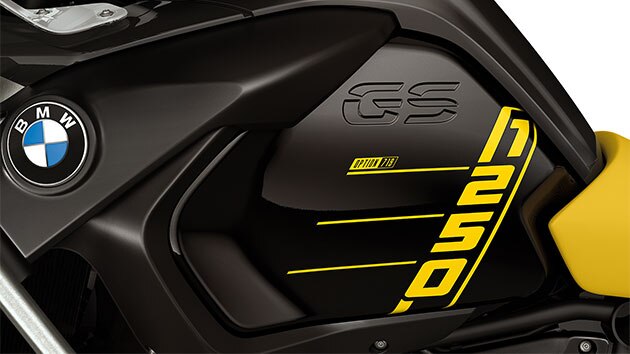 Nous voyons ici la R 1250 GS du dessus avec l'inscription 1250 et le moteur boxer visible avec les couvre-culasses des pièces fraisées Option 719.