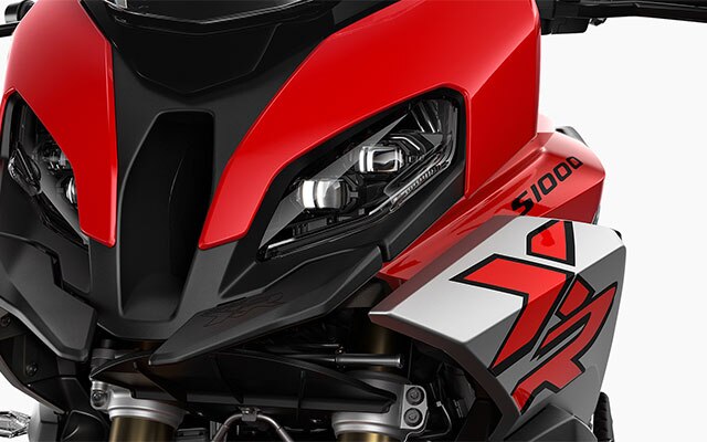 Wir sehen das dynamische Frontdesign mitsamt Headlight Pro Scheinwerfer.