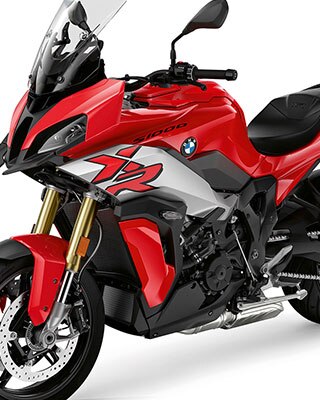Wir sehen die S 1000 XR in einer Dreiviertel-Frontansicht.
