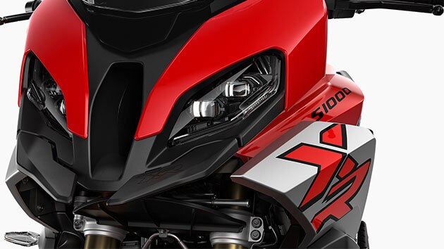 Wir sehen das dynamische Frontdesign mitsamt Headlight Pro Scheinwerfer.