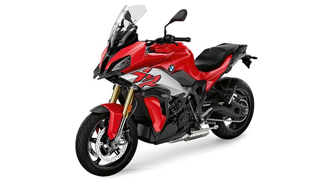 Wir sehen die S 1000 XR in einer Dreiviertel-Frontansicht.