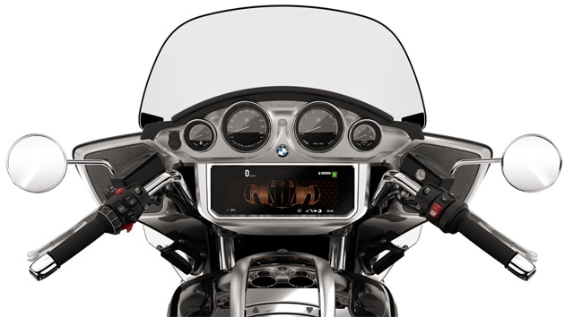 Il cockpit con gli indicatori circolari analogici e il display TFT.