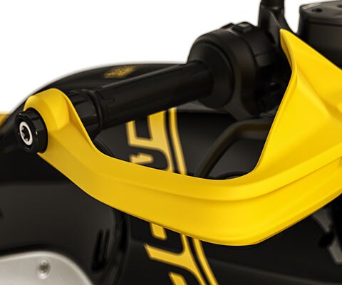 Nous voyons ici le protège-main jaune de la R nineT Urban G/S.