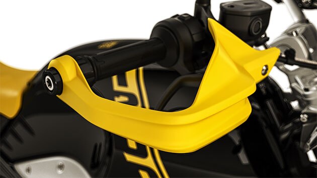 Nous voyons ici le protège-main jaune de la R nineT Urban G/S.