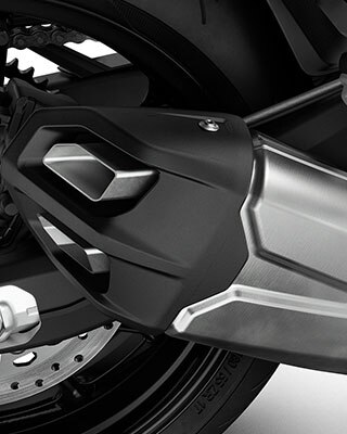 Der kurze Auspuff unterstreicht die Dynamik der F 900 R.