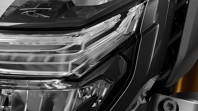 Wir sehen den Frontscheinwerfer der F 900 R mit dem Adaptiven Kurvenlicht.