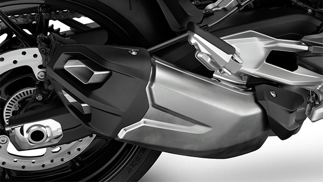 Der kurze Auspuff unterstreicht die Dynamik der F 900 R.