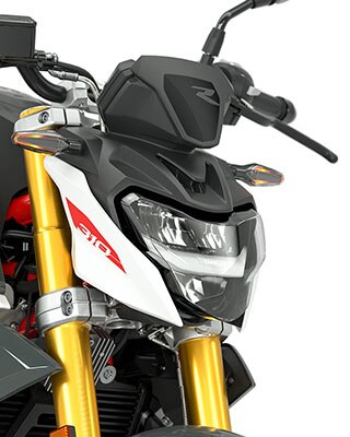 Wir sehen die serienmäßigen LED-Scheinwerfer und Blinker der G 310 R.