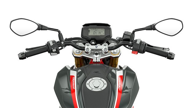 Wir sehen den Lenker und die Bedienelemente der G 310 R.
