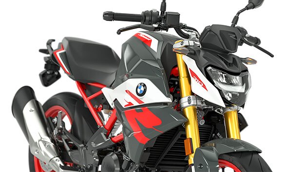 Wir sehen die serienmäßigen LED-Scheinwerfer und Blinker der G 310 R.