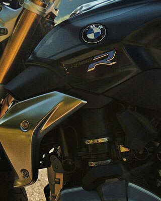 La BMW R 1250 R Style Exclusive en couleur Mineral grey metallic.