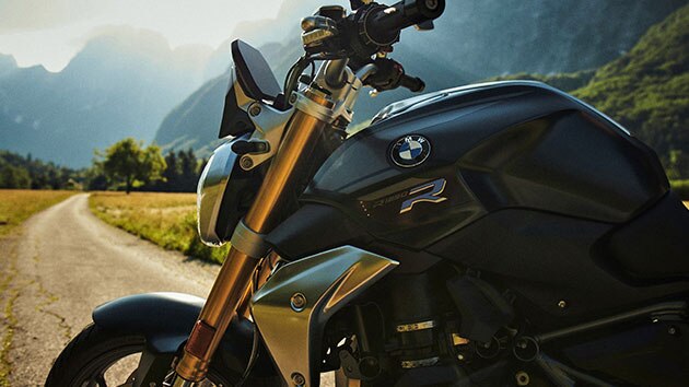 La BMW R 1250 R Style Exclusive en couleur Mineral grey metallic.