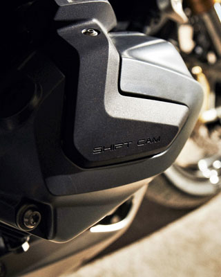 La BMW R 1250 R avec vue détaillée sur le couvre-culasse et le logo ShiftCam