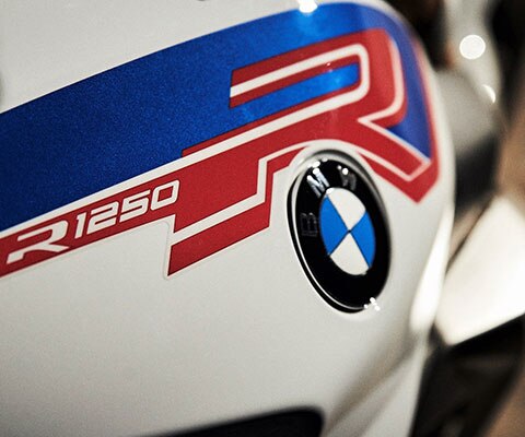 La BMW R 1250 R Style Sport avec le réservoir à l'honneur
